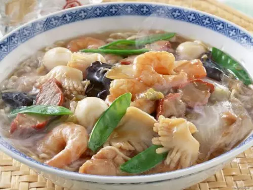 Суп с овощами и морепродуктами
